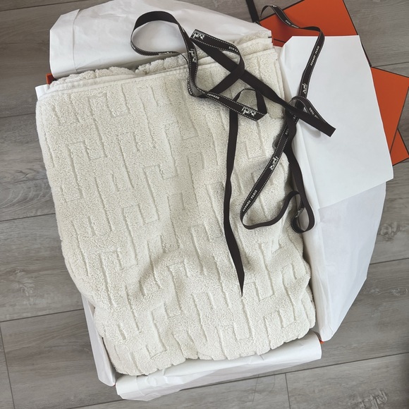 Brand new Hermes stairs bath towel - Picture 1 of 2